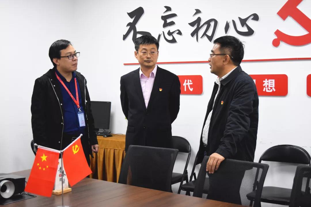 中共安陽(yáng)市委網(wǎng)信辦主任路玉軍、副主任王曉萌等一行人蒞臨安陽(yáng)青峰網(wǎng)絡(luò)指導(dǎo)工作