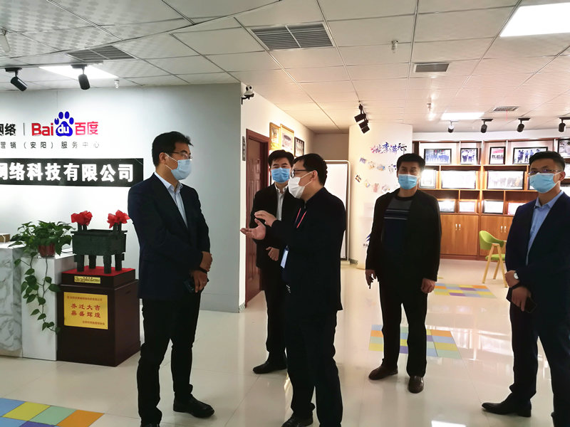安陽市商務(wù)局副局長張躍勇，攜同天津伍創(chuàng)電子商務(wù)有限公司李富民一行蒞臨安陽青峰網(wǎng)絡(luò)參觀指導(dǎo)?。? /></a></div>
                	<div   id=